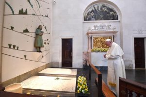 Devant les tombes de Francisco et Jacinta de Fatima © L'Osservatore Romano