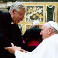 Le p. Costa salue le pape François © InfoANS.org
