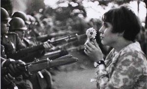 La fleur contre les armes © prieraucoeurdumonde.net