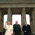 Jean-Paul II et Helmut Kohl à la Porte de Brandebourg, en 1996, DP