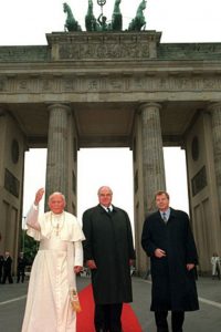 Jean-Paul II et Helmut Kohl à la Porte de Brandebourg, en 1996, DP