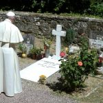 Barbiana, tombe de don Milani © L'Osservatore Romano