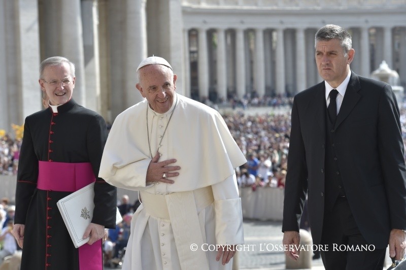 Audience générale, le pape et son majordome Sandro Mariotti (d) © L'Osservatore Romano