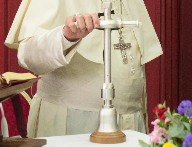 Crucifix des ouvriers du Vatican offert au pape © L'Osservatore Romano