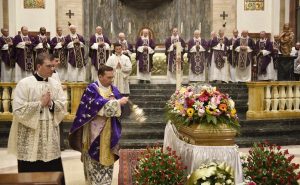 Mgr Fazio encense le cercueil de J. Navarro-Valls © Opus Dei
