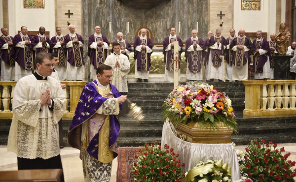 Mgr Fazio encense le cercueil de J. Navarro-Valls © Opus Dei