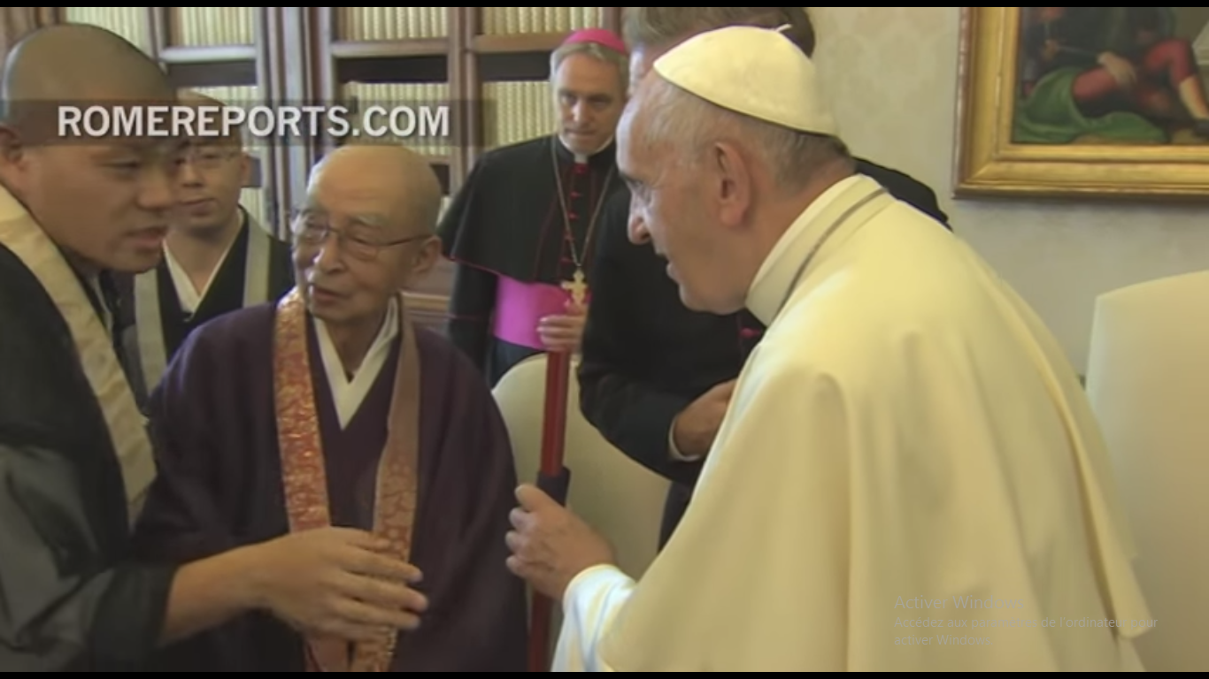 Cadeau du Vénérable Koei Morikawa au pape François, capture RomeReports, 16 septembre 2016