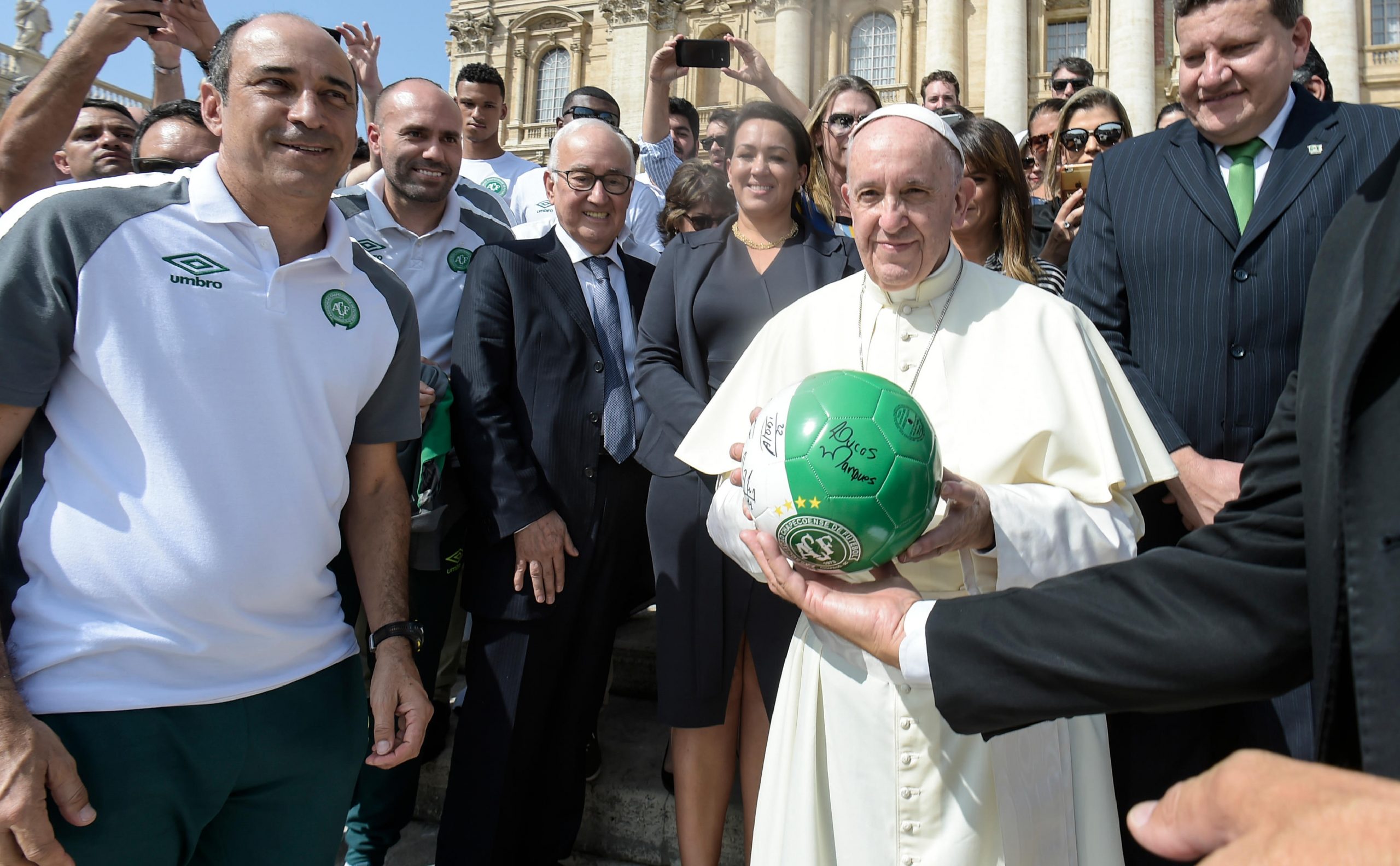 Audience générale du 30/08/2017, football Chapecoense © L'Osservatore Romano