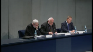 Mgr Gallagher, le card. Marx et Greg Burke, capture CTV