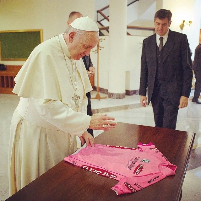 Le pape François bénit un maillot rose du Giro © L'Osservatore Romano