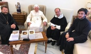 Le pape émérite, le métropolite, le hiéromoine Jean (Kopeïkine) et le P. Hyacinthe Destivelle op 25/09/2017 @ mospat.ru