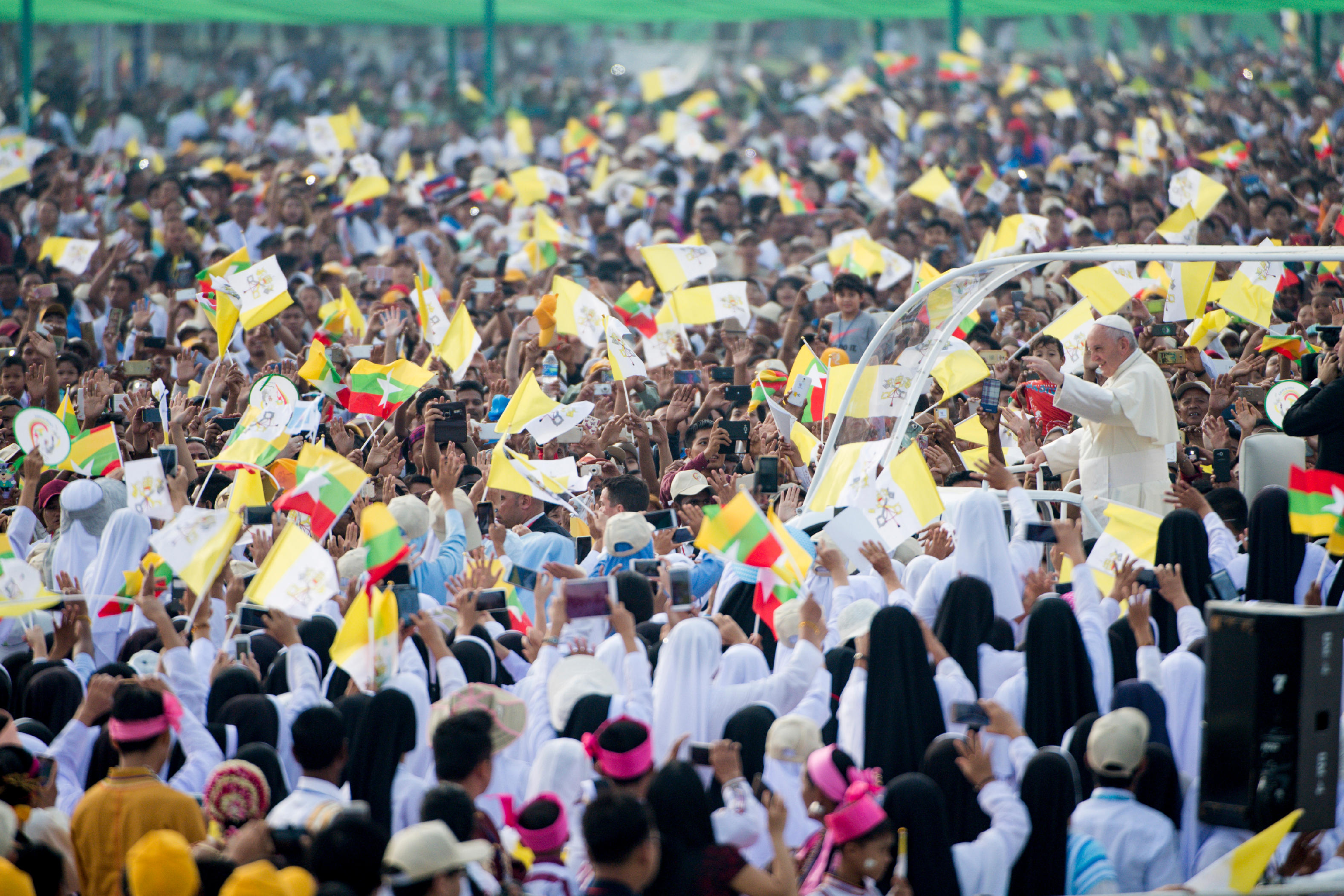 Messe au au Kyaikkasan Ground de Yangon, Myanmar © L'Osservatore Romano