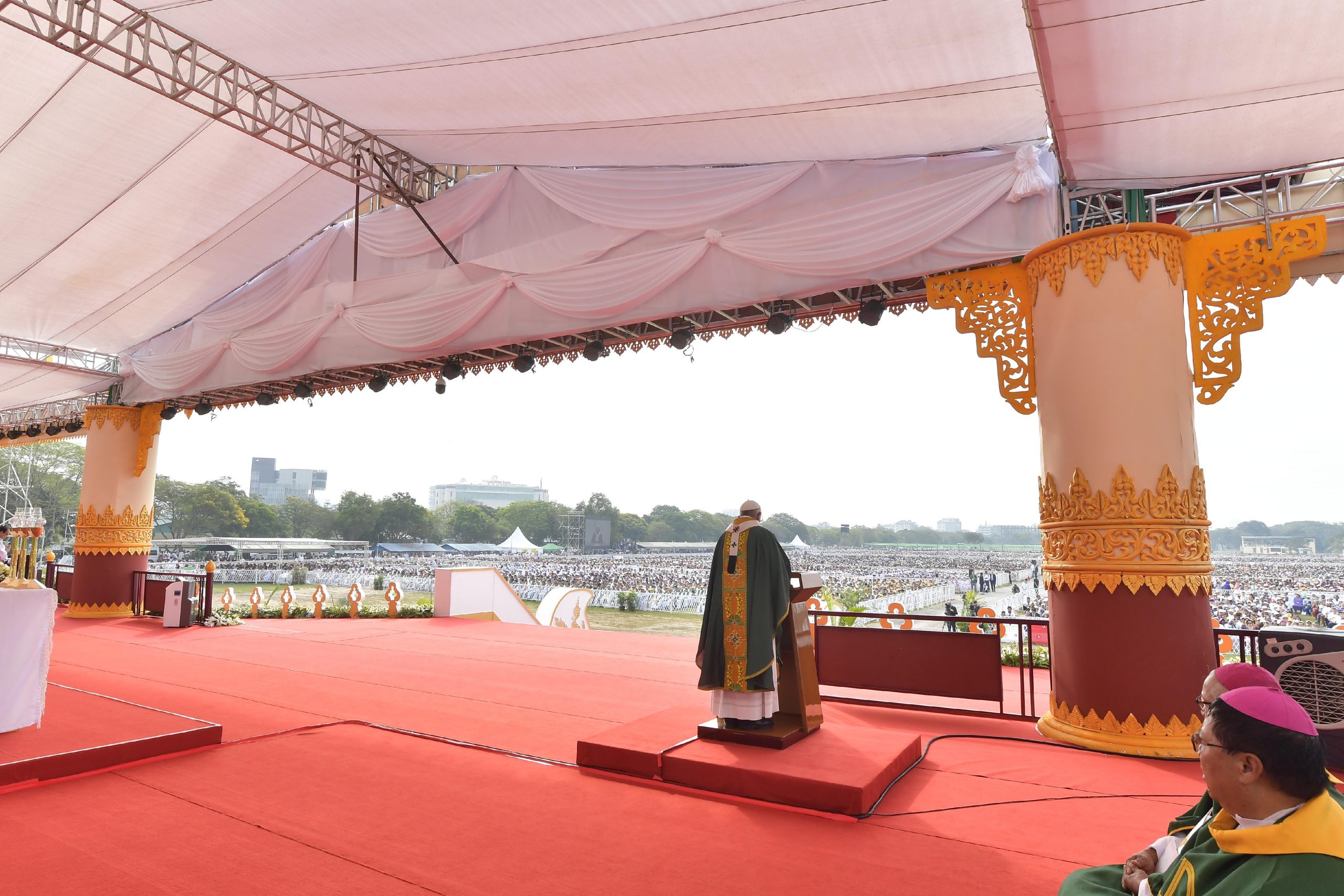 Messe au au Kyaikkasan Ground de Yangon, Myanmar © L'Osservatore Romano