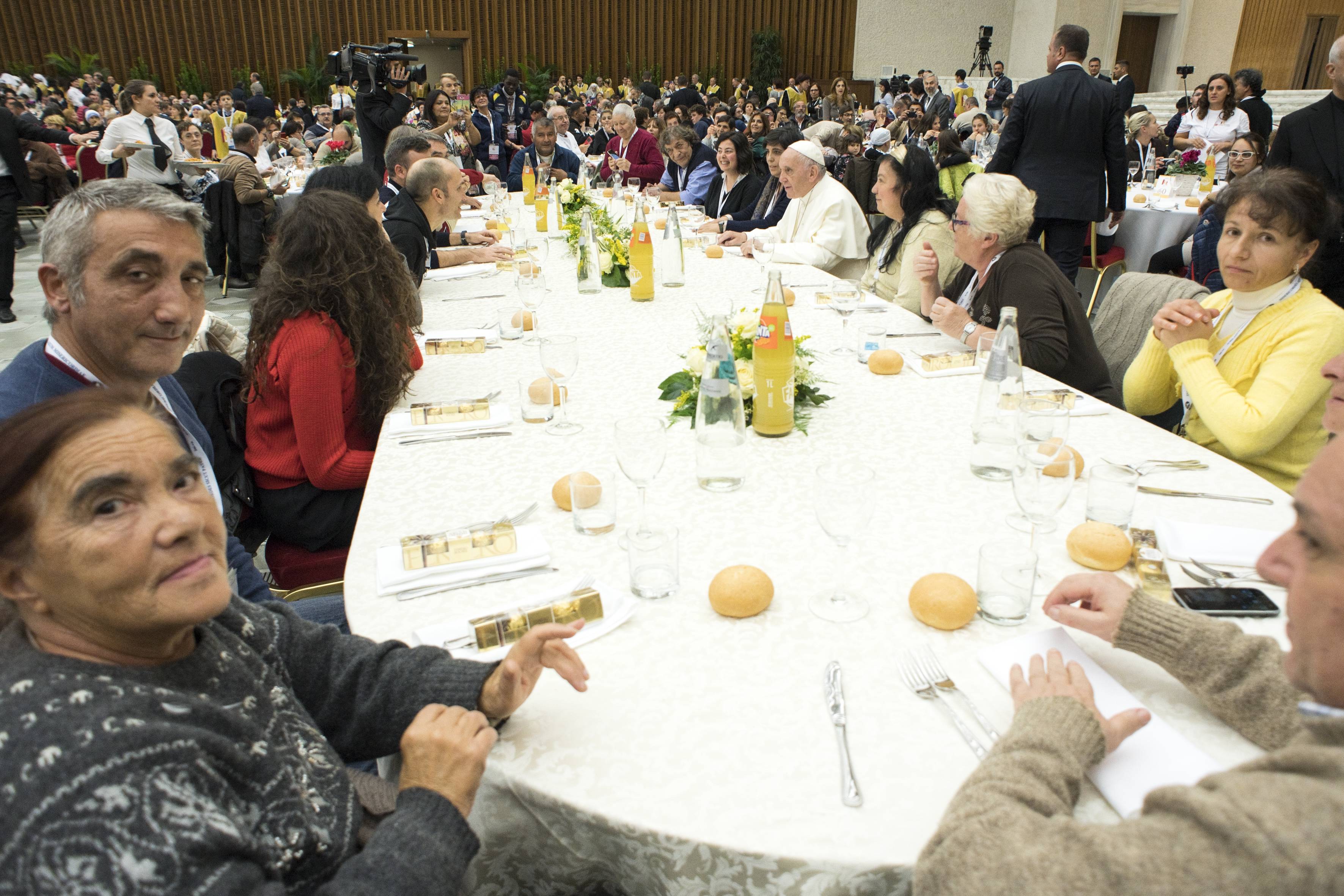 Journée mondiale des pauvres, déjeuner salle Paul VI © L'Osservatore Romano