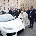 Le pape signe "sa" Lamborghini Huracan © L'Osservatore Romano