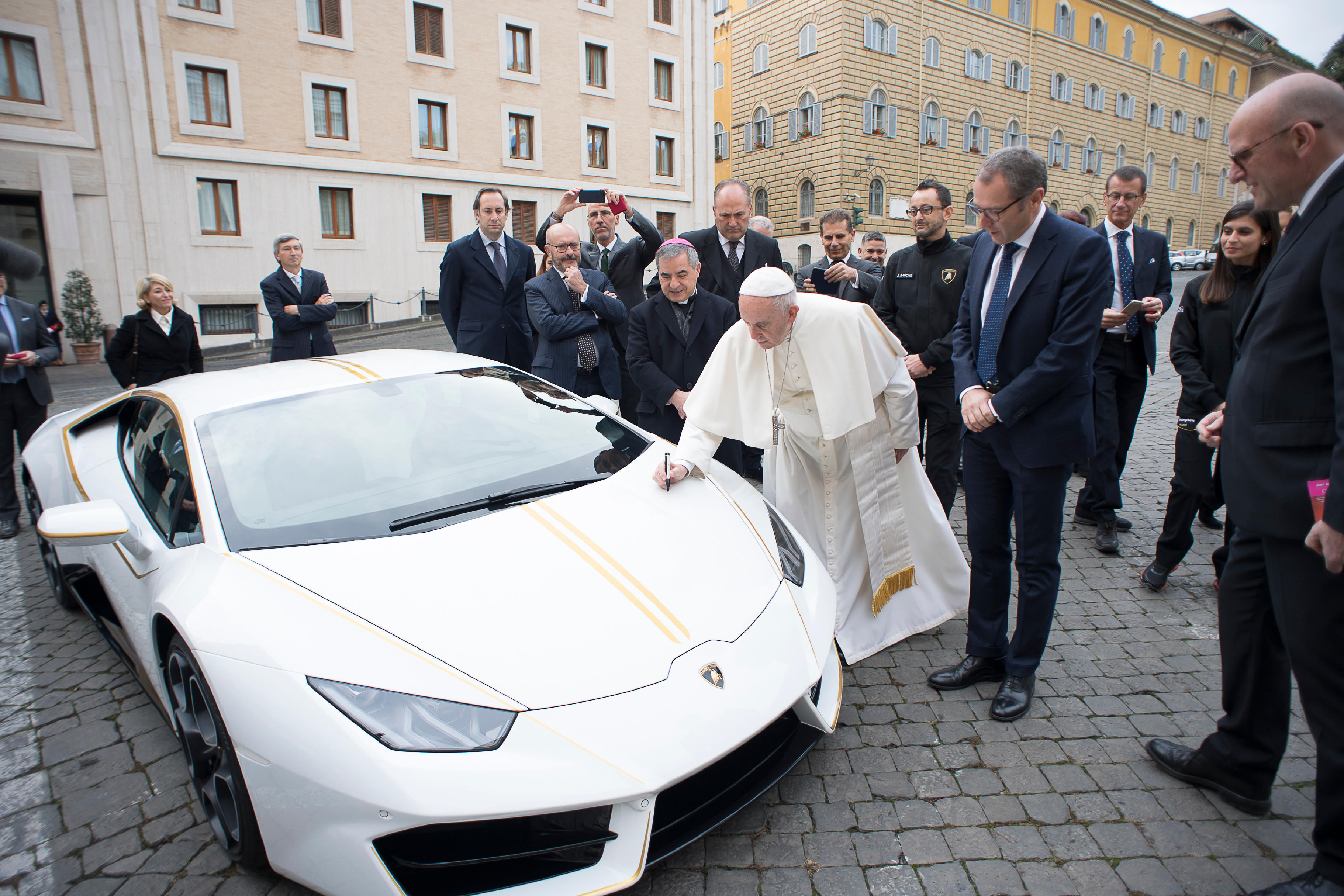 Le pape signe "sa" Lamborghini Huracan © L'Osservatore Romano