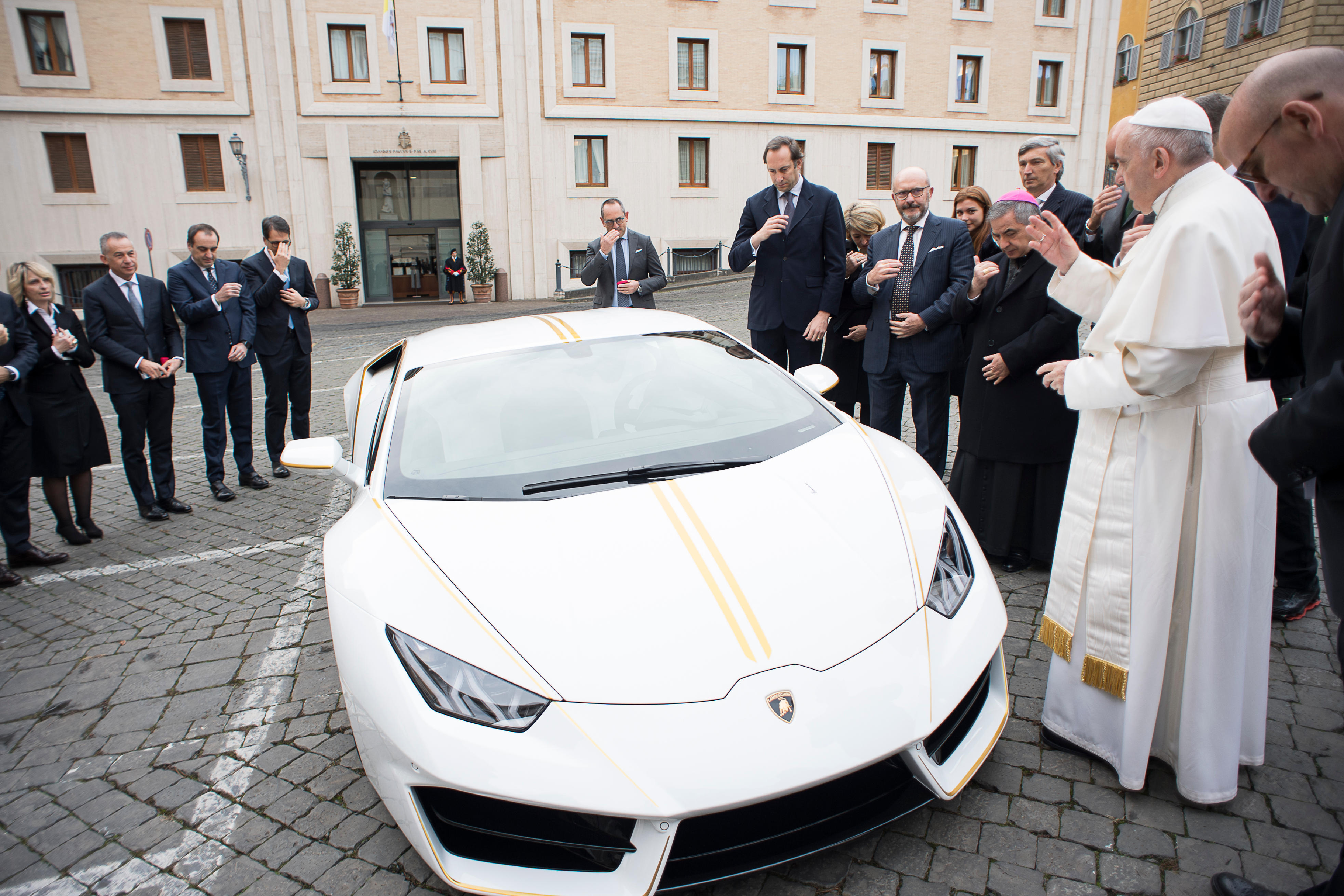 Une Lamborghini Huracan pour le pape François © L'Osservatore Romano