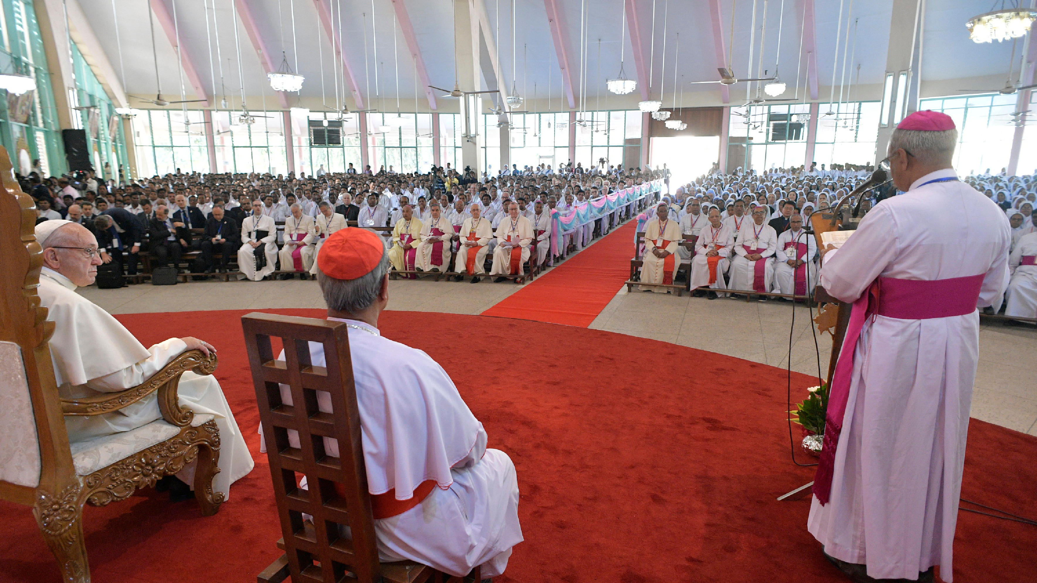 Rencontre avec le clergé et les consacrés, Bangladesh © L'Osservatore Romano