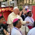 Bénédiction en pousse-pousse papal, Bangladesh @AntonioSpadaro
