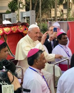Bénédiction en pousse-pousse papal, Bangladesh @AntonioSpadaro