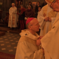 Mgr Kalist reçoit le pallium © webtv Clermont