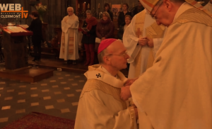 Mgr Kalist reçoit le pallium © webtv Clermont