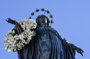 Statue de la Vierge Marie, fleurie le 8 décembre, Place d'Espagne @VicariatusUrbis