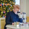 Mme Dalia Grybauskaitė regarde la nano-crèche au microscope @ Présidence de la République de Lituanie