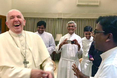 Le pape avant les jésuites du Bangladesh © laciviltacattolica.com