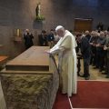 Prière du pape auprès de la tombe de saint Alberto Hurtado © Vatican Media