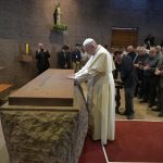 Prière du pape auprès de la tombe de saint Alberto Hurtado © Vatican Media