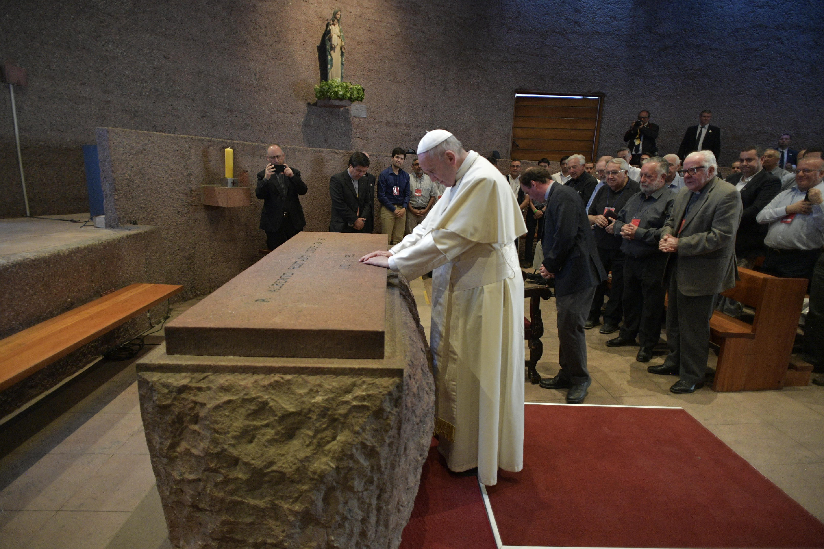 Prière du pape auprès de la tombe de saint Alberto Hurtado © Vatican Media