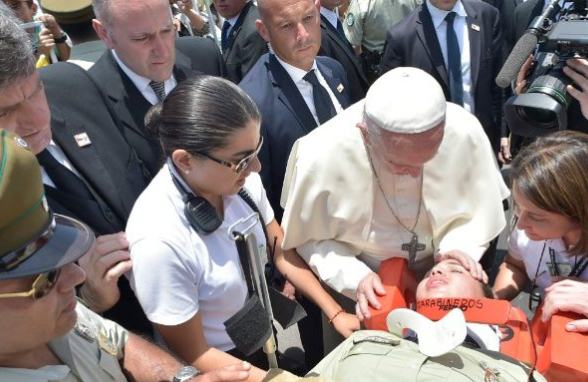 Militaire tombée de cheval, Chili © Vatican Media