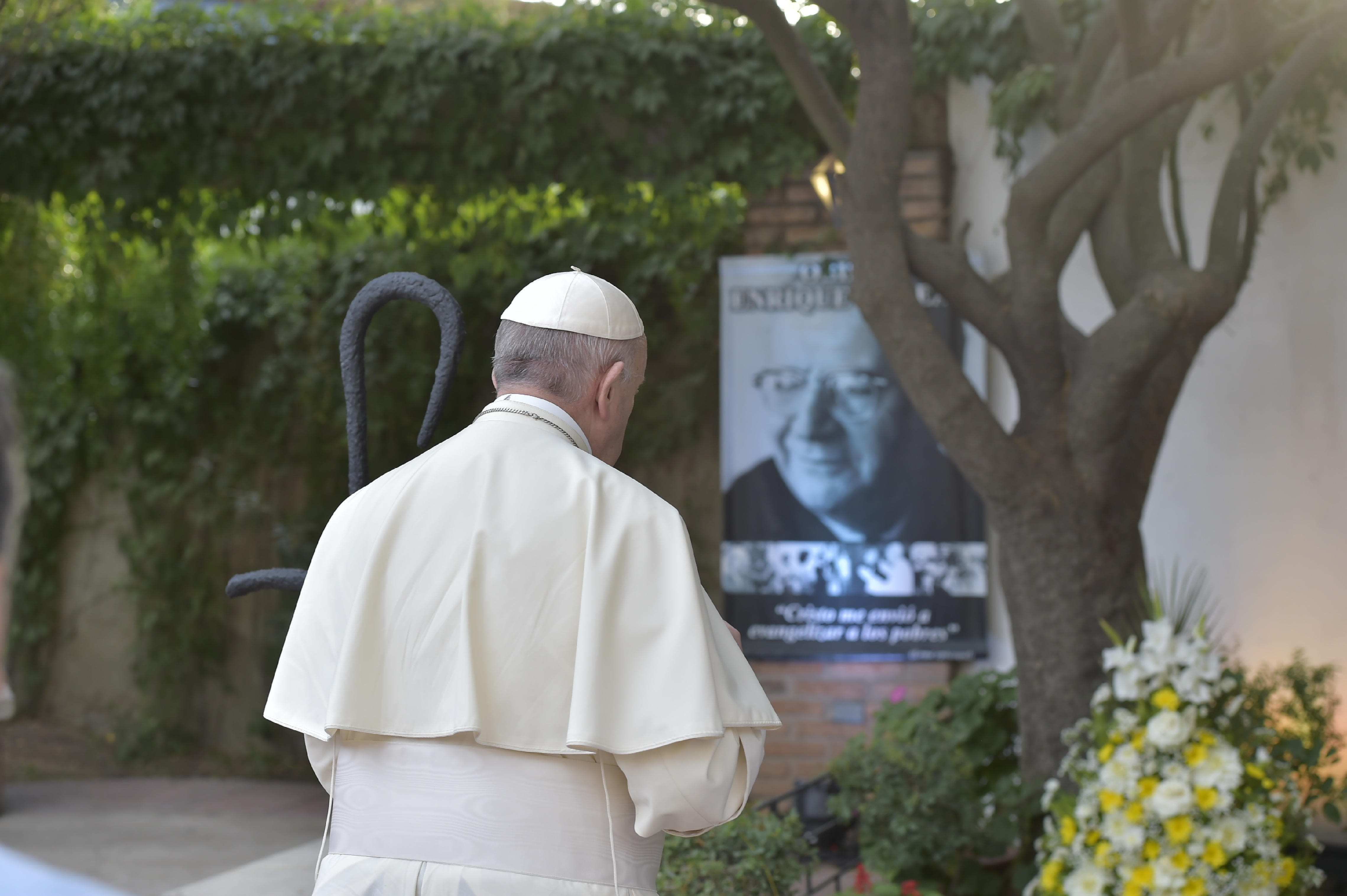 Prière sur la tombe de Mgr Enrique Alvear Urrutia, Chili © Vatican Media