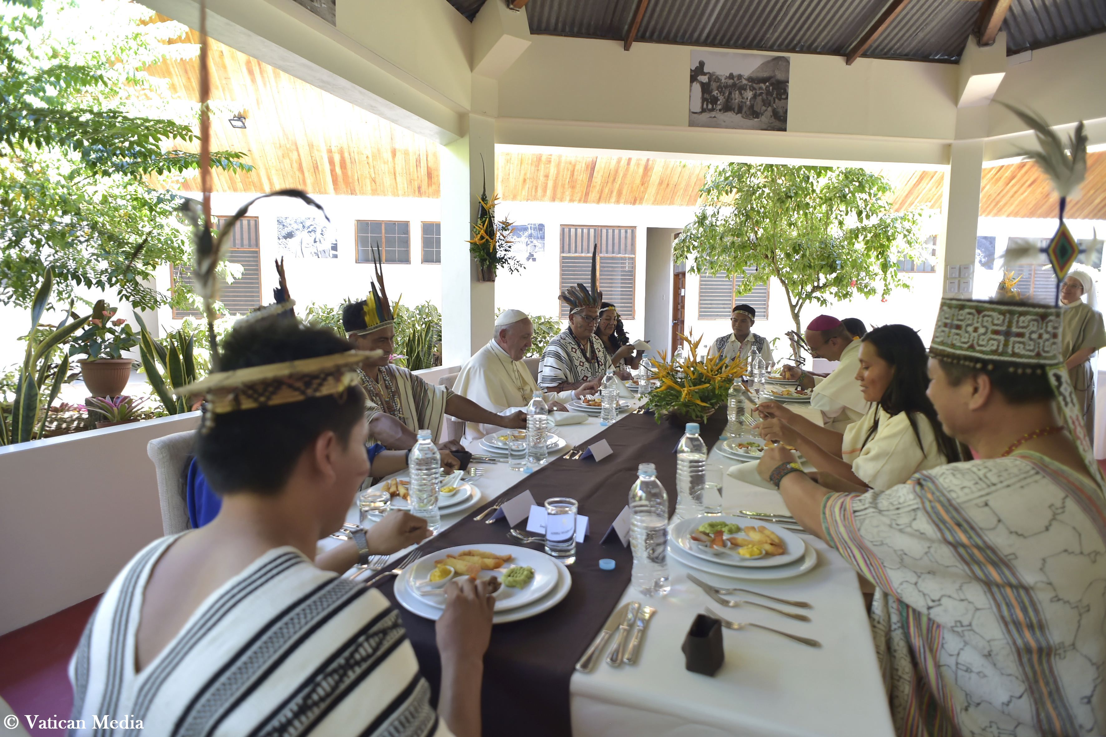 Déjeuner avec des Amérindiens d'Amazonie à Puerto Maldonado, Pérou © Vatican Media