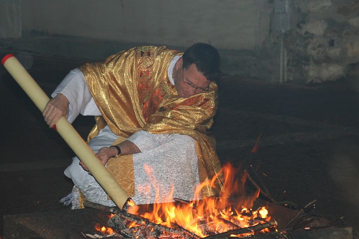 Le cierge pascal allumé au feu de la Vigile pascale @ wikimedia commons, P. Y. Stucki