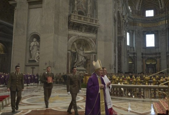 Le card. Parolin célèbre une messe pour les militaires italiens © Vatican Media