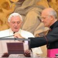 Mgr Xuereb aux côtés du pape Benoît XVI © Vatican Media
