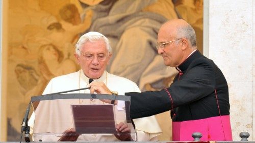 Mgr Xuereb aux côtés du pape Benoît XVI © Vatican Media