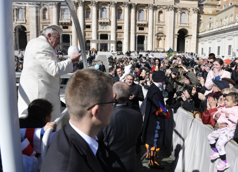 Echange de calotte © Vatican Media