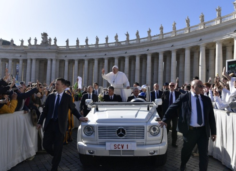 Le pape et sa sécurité place Saint-Pierre © Vatican Media