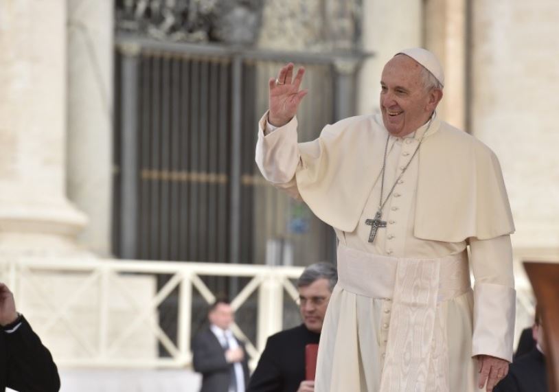 Le pape salue la foule © Vatican Media