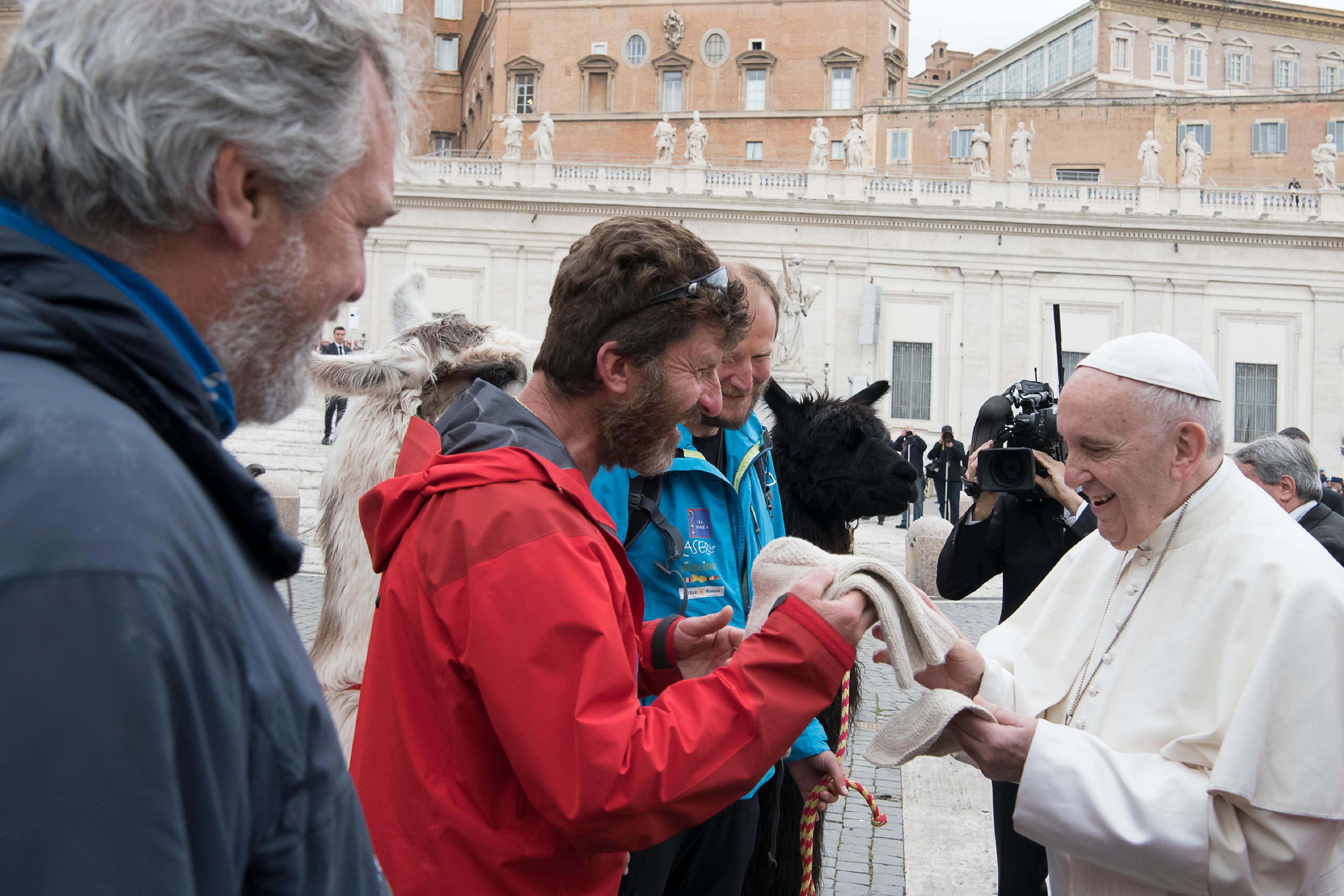 Walter Mair offre au pape une calotte et des chaussettes en laine de ses alpacas © Vatican Media