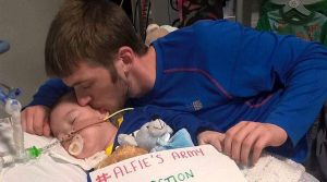 Alfie Evans et son père @ Facebook