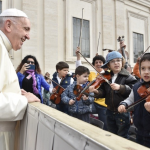 Enfant au violon, le pape rit, Audience générale du 18/04/2018 © Vatican Media