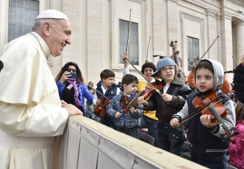 Enfant au violon, le pape rit, Audience générale du 18/04/2018 © Vatican Media