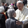 Le pape avec une personne âgée © Vatican Media