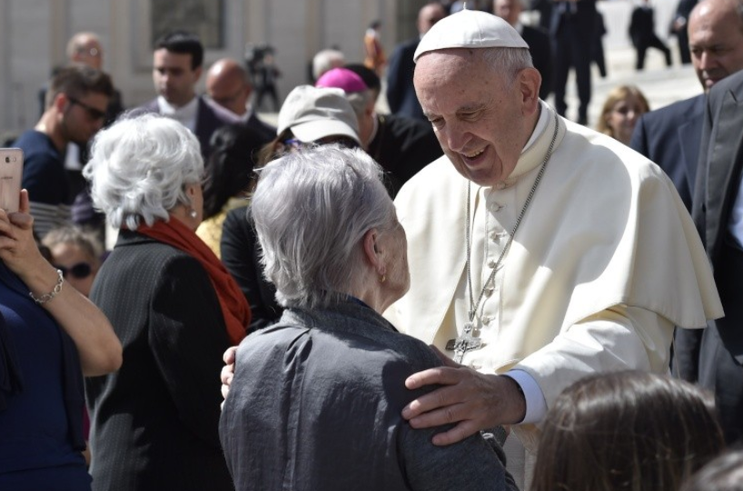 Le pape avec une personne âgée © Vatican Media