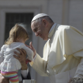 Le pape bénit un enfant © Vatican Media