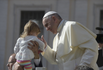 Le pape bénit un enfant © Vatican Media